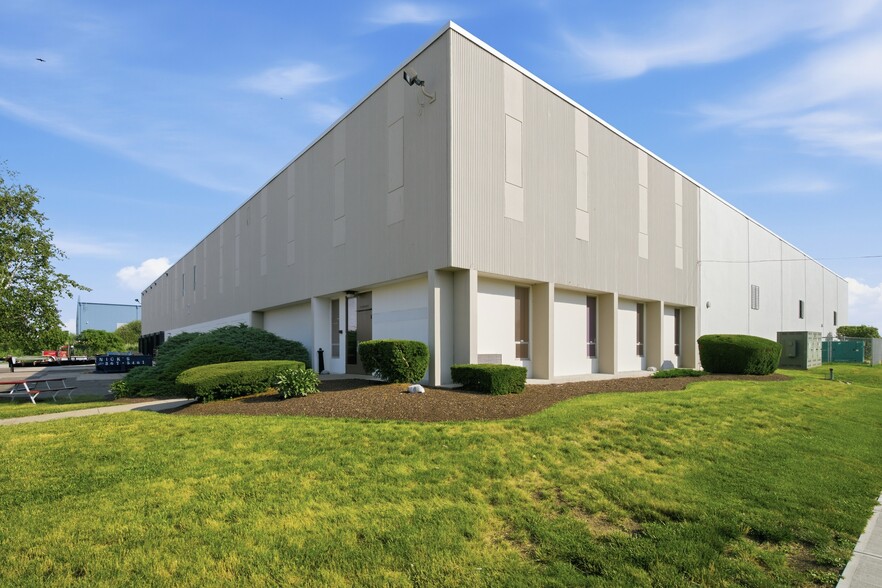 200 Long Beach Blvd, Stratford, CT for lease - Building Photo - Image 2 of 8