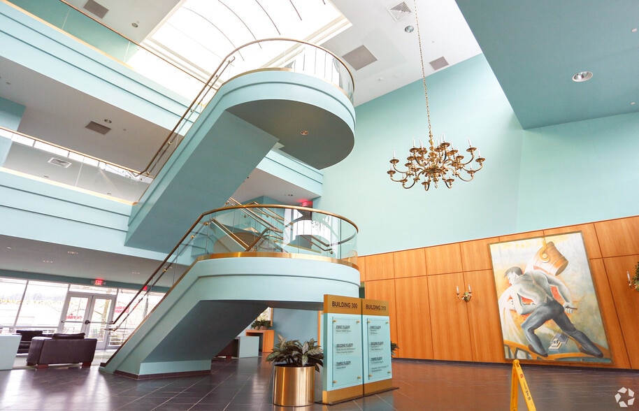 300-310 Seven Fields Blvd, Seven Fields, PA for lease - Interior Photo - Image 3 of 8