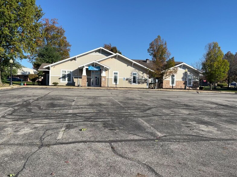 87 Conservatory Dr, Barberton, OH à vendre - Photo du bâtiment - Image 1 de 7