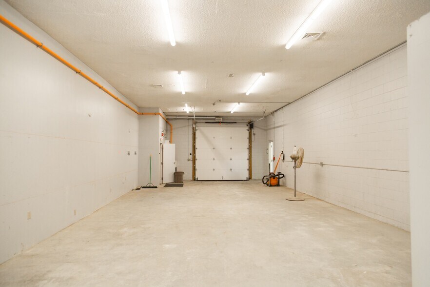 100 Central St, Warwick, RI à louer - Photo du bâtiment - Image 2 de 3