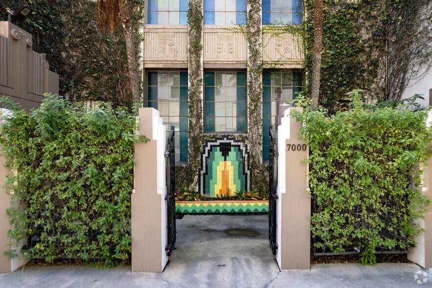 7000 Romaine St, Los Angeles, CA à louer - Photo du bâtiment - Image 2 de 46
