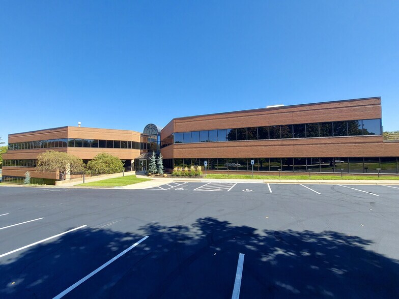 11221 Roe Ave, Leawood, KS à louer - Photo du bâtiment - Image 1 de 7