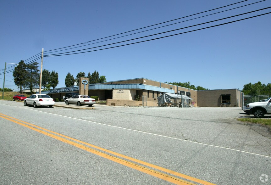 1218 Hickory Chapel Rd, High Point, NC à vendre - Photo principale - Image 1 de 7