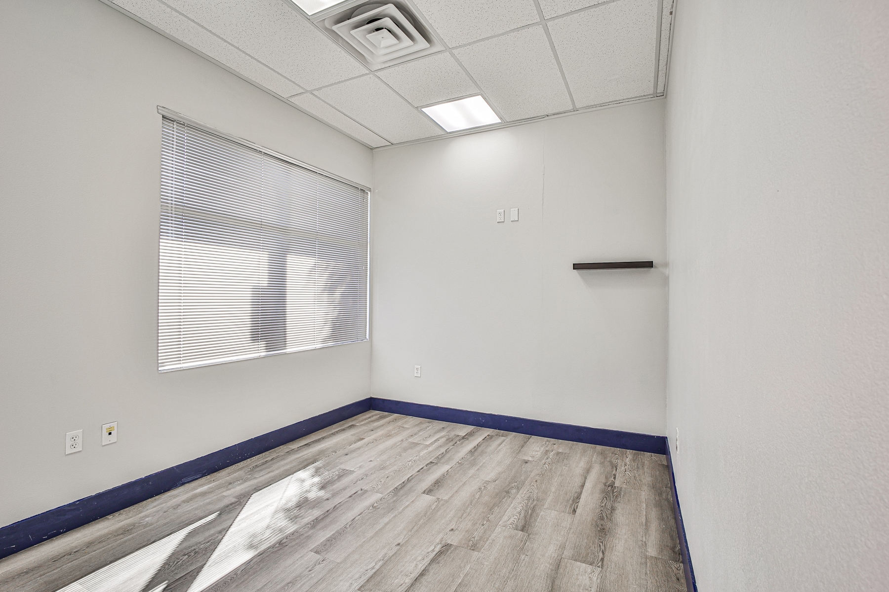 6236 W Desert Inn Rd, Las Vegas, NV for lease Interior Photo- Image 1 of 25