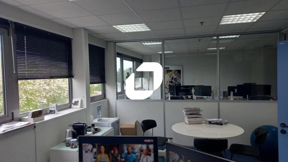 Office in Moissy-Cramayel for lease - Interior Photo - Image 2 of 7