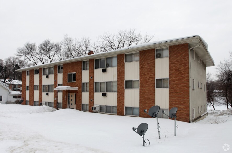 4242 3rd St NE, Columbia Heights, MN à vendre - Photo principale - Image 1 de 3