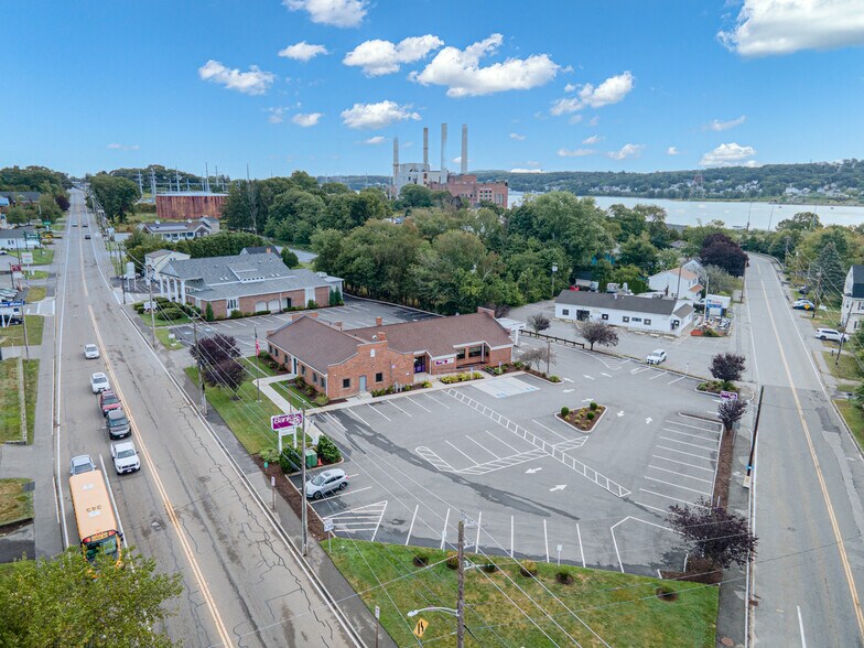 54 County St, Somerset, MA à louer - Photo du bâtiment - Image 2 de 20