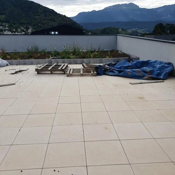 Office in Voiron for lease - Building Photo - Image 3 of 11