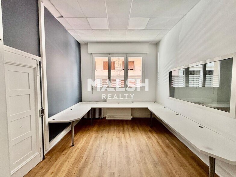 Office in Lyon for lease - Building Photo - Image 3 of 14