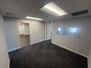 525 Cedar Hill Ave, Wyckoff, NJ à louer Photo intérieure- Image 2 de 11