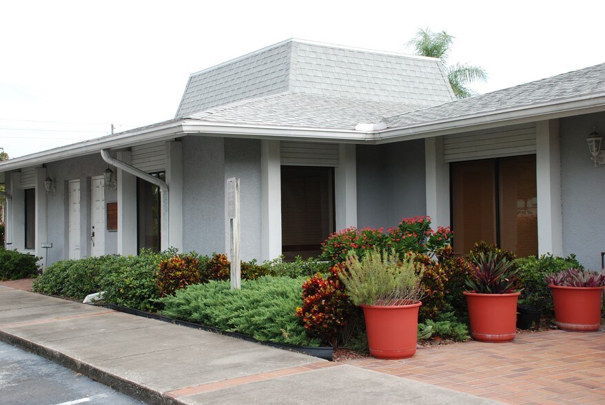 7850 Ulmerton Rd, Largo, FL à louer - Photo du bâtiment - Image 2 de 6