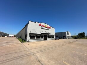 5485 W Sam Houston Pky N, Houston, TX for lease Building Photo- Image 1 of 2