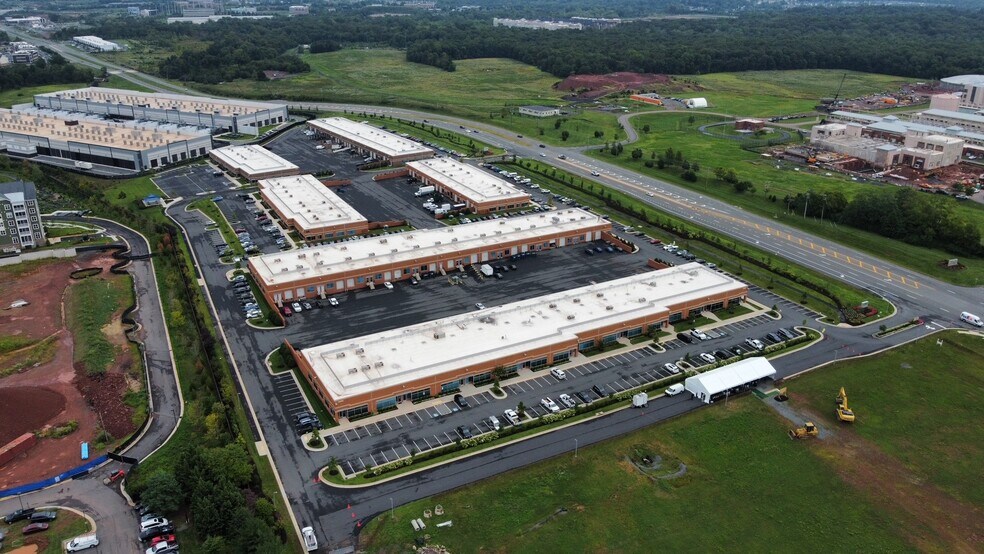 21000 Ashburn Crossing Dr, Ashburn, VA à louer - Photo du bâtiment - Image 1 de 2
