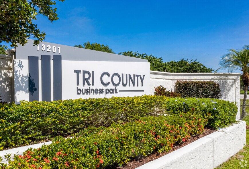 13300 McCormick Dr, Tampa, FL à louer - Photo du bâtiment - Image 3 de 13