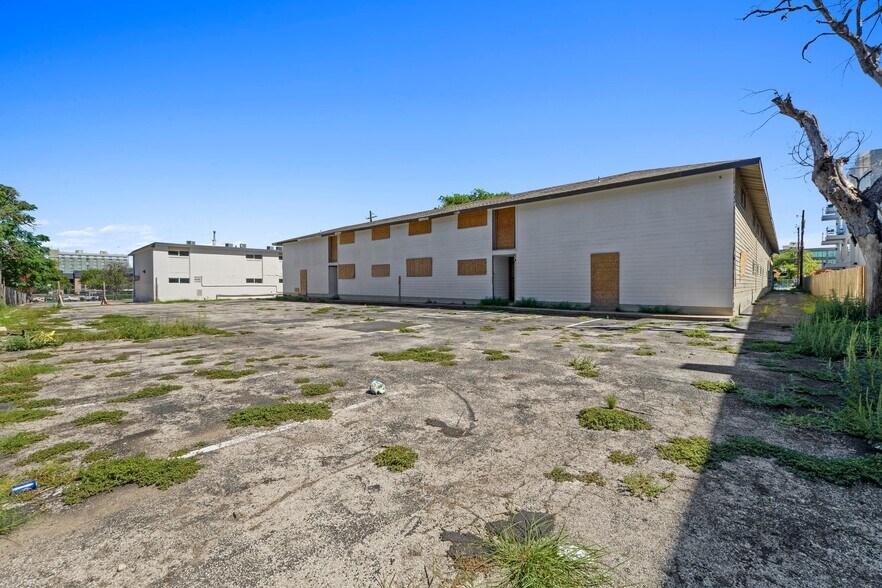 1105 Clayton Ln, Austin, TX à vendre - Photo du bâtiment - Image 3 de 7