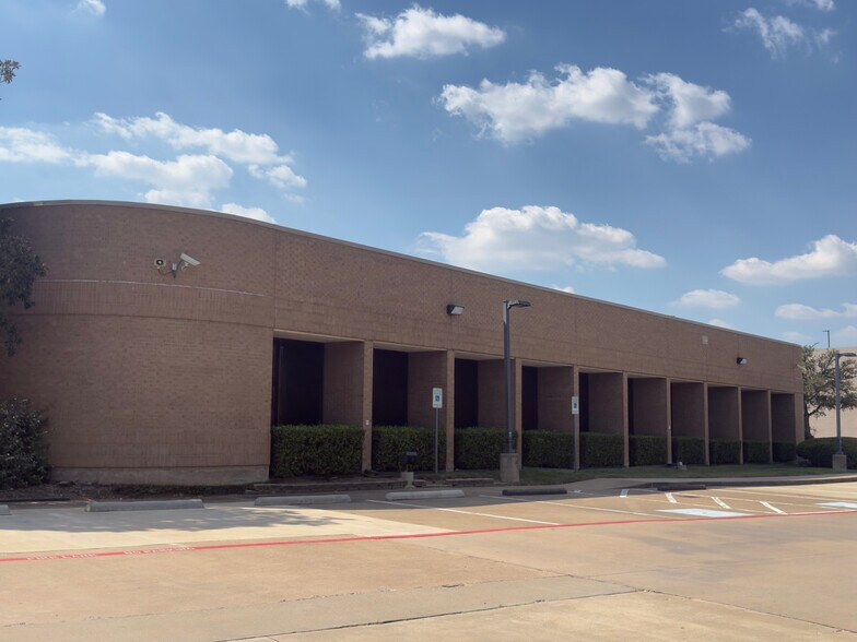 9250 Amberton Pky, Dallas, TX à louer - Photo du bâtiment - Image 2 de 2