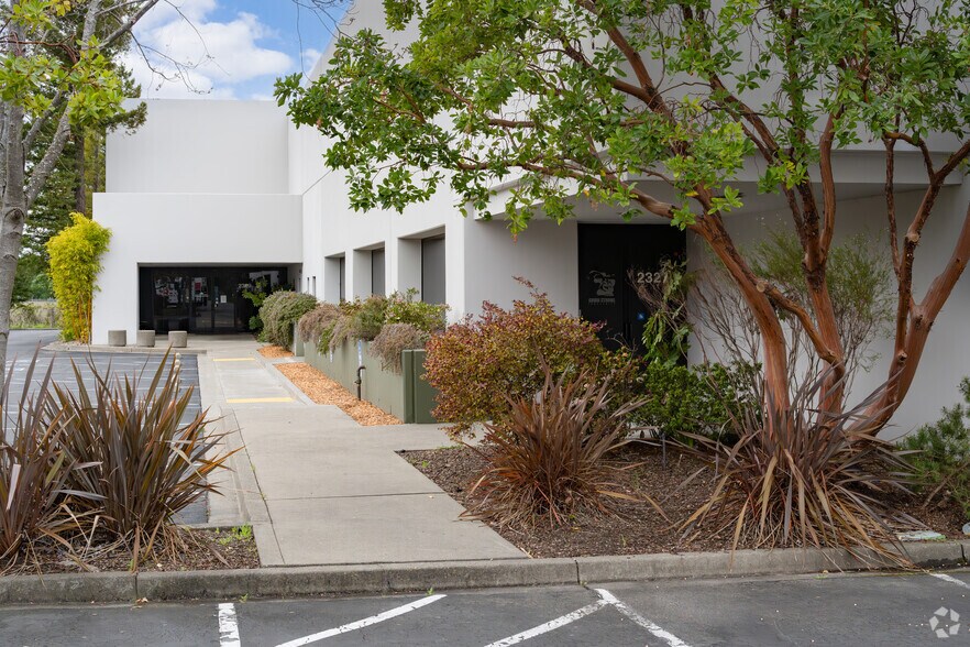 2321-2329 Circadian Way, Santa Rosa, CA à vendre - Photo du bâtiment - Image 3 de 6