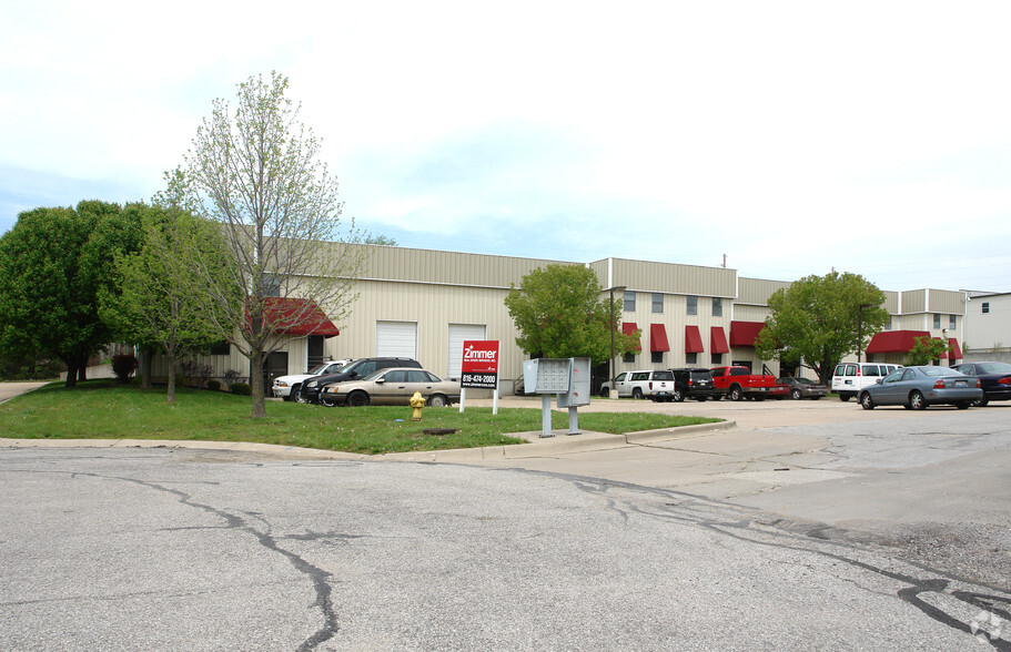 1036 NE Jib Ct, Lees Summit, MO for lease - Primary Photo - Image 1 of 3