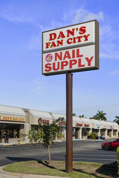 4833 Okeechobee Blvd, West Palm Beach, FL à louer - Photo du bâtiment - Image 3 de 5