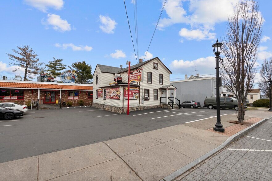 61 Cedar St, Norwalk, CT à vendre - Photo du bâtiment - Image 3 de 30