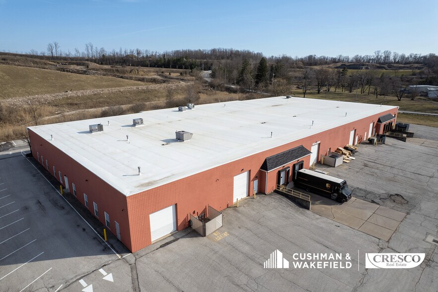 10221 Sweet Valley Dr, Valley View, OH à louer - Photo du bâtiment - Image 3 de 7