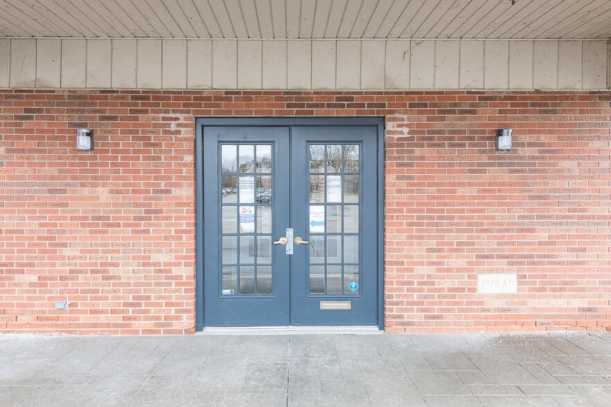 26333 Jefferson Ave, Saint Clair Shores, MI à louer - Photo du bâtiment - Image 2 de 4