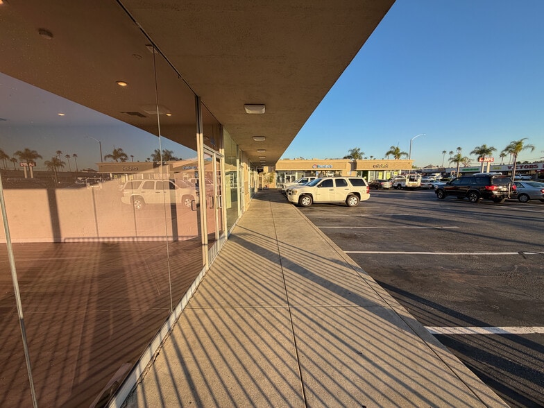 1615-1649 W Chapman Ave, Orange, CA for lease - Building Photo - Image 2 of 8