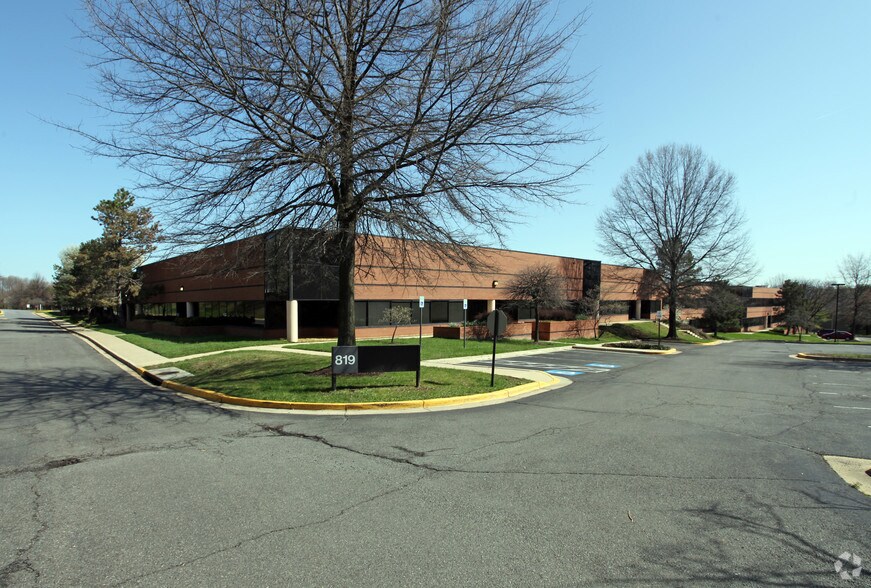 801-899 Brightseat Rd, Landover, MD à louer - Photo du bâtiment - Image 1 de 8