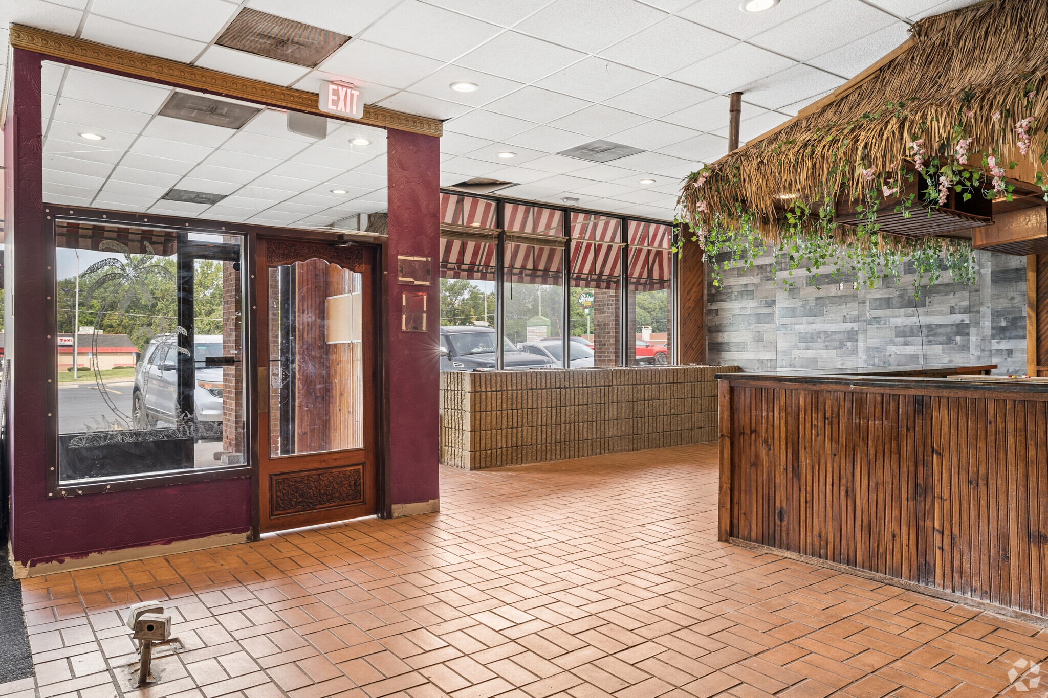 6289 N Oak Tfwy, Gladstone, MO for lease Interior Photo- Image 1 of 14