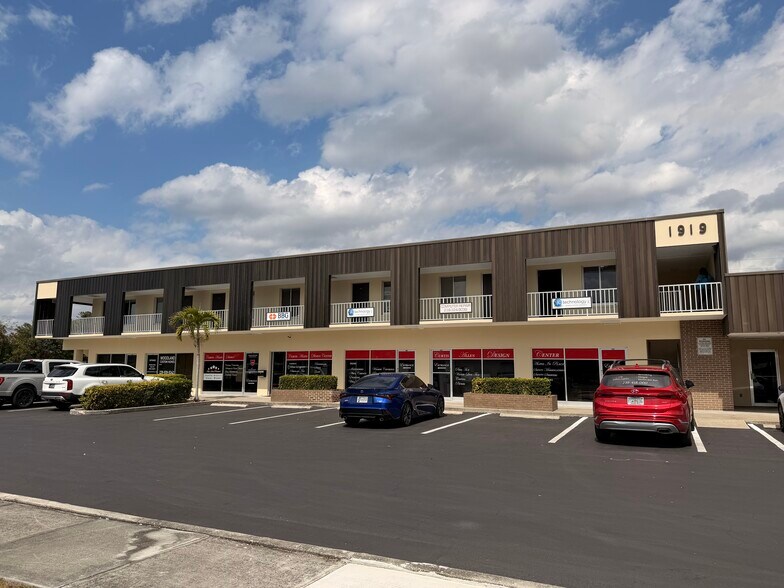 1919 Courtney Dr, Fort Myers, FL à louer - Photo du bâtiment - Image 3 de 4