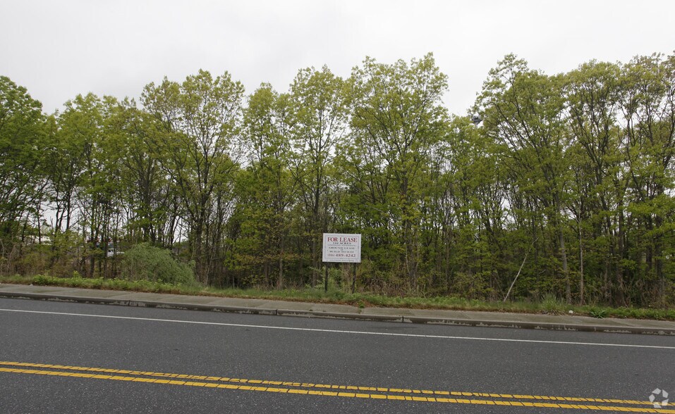 49 Southern Blvd, Smithtown, NY à vendre - Photo du bâtiment - Image 2 de 3