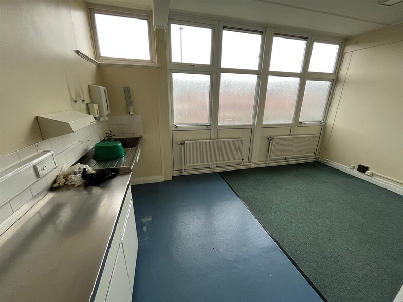 Former Clinic Leek Rd, Stoke On Trent for sale - Interior Photo - Image 3 of 12