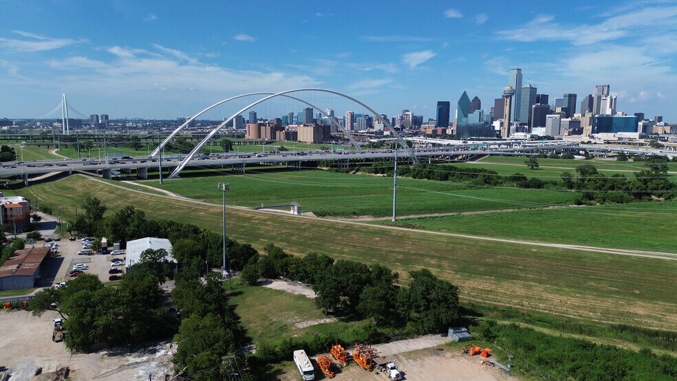 1720 Plowman Ave, Dallas, TX à vendre - Vidéo sur l’inscription commerciale - Image 2 de 10