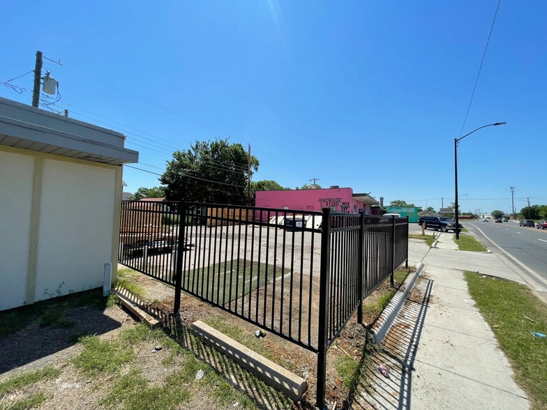 1601 S Riverside Dr, Fort Worth, TX for sale - Building Photo - Image 3 of 4
