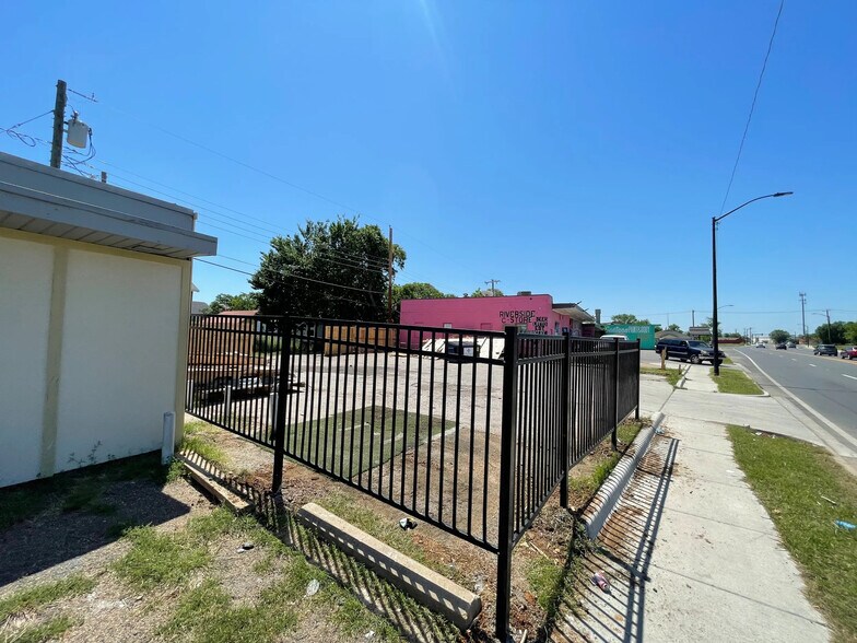 1601 S Riverside Dr, Fort Worth, TX à vendre - Photo du bâtiment - Image 3 de 4
