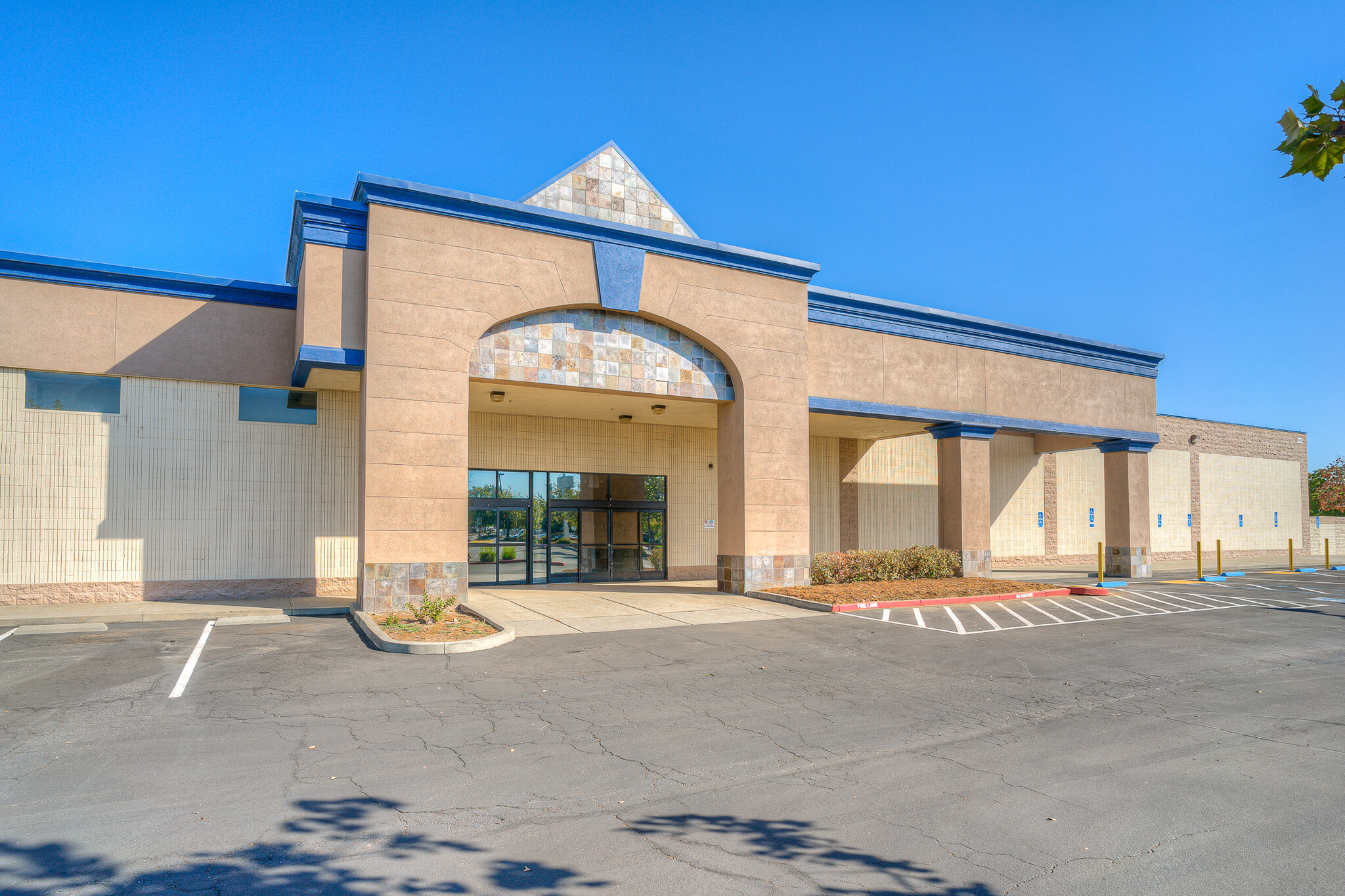 2445 Carmichael Dr, Chico, CA for lease Building Photo- Image 1 of 33