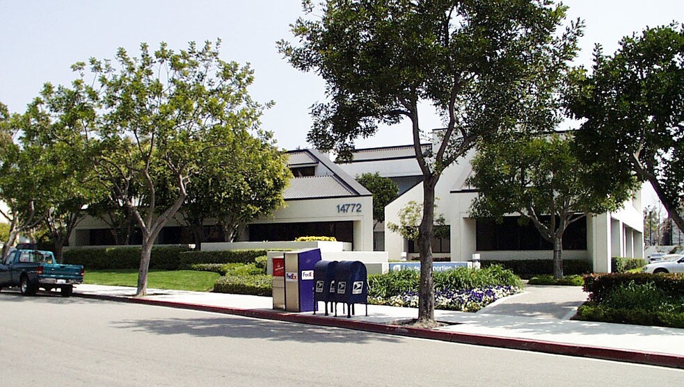 14772 Plaza Dr, Tustin, CA à louer - Photo du bâtiment - Image 2 de 3