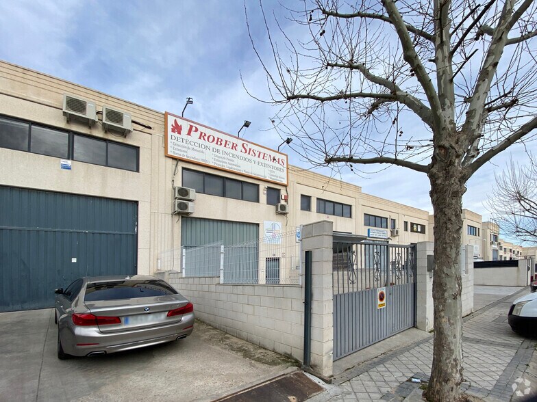 Calle de Juan de la Cierva, 13, Arroyomolinos, Madrid à vendre - Photo du bâtiment - Image 3 de 3