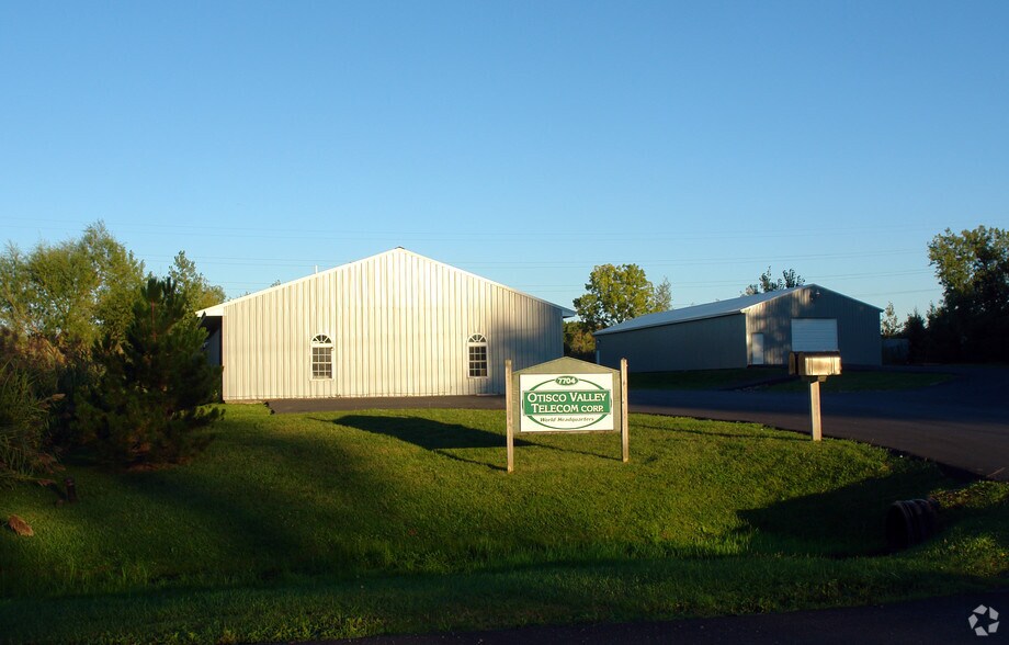 7704 Maltlage Dr, Bayberry, NY for sale - Building Photo - Image 3 of 3
