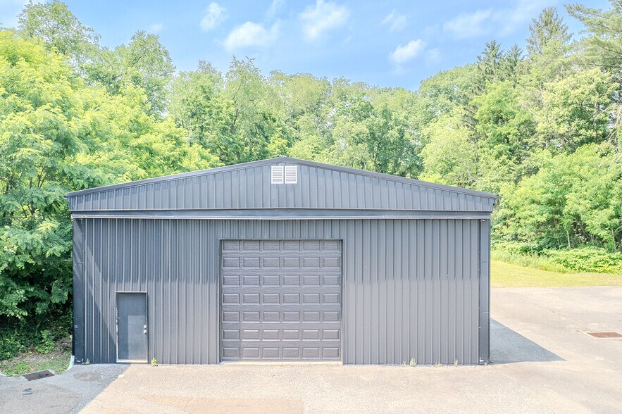 2555 Leechburg Rd, Lower Burrell, PA à louer - Photo du bâtiment - Image 1 de 23