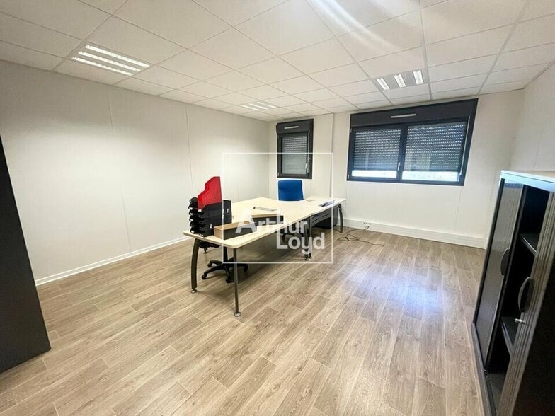 Office in Saint-Germain-Laval for lease - Interior Photo - Image 3 of 5