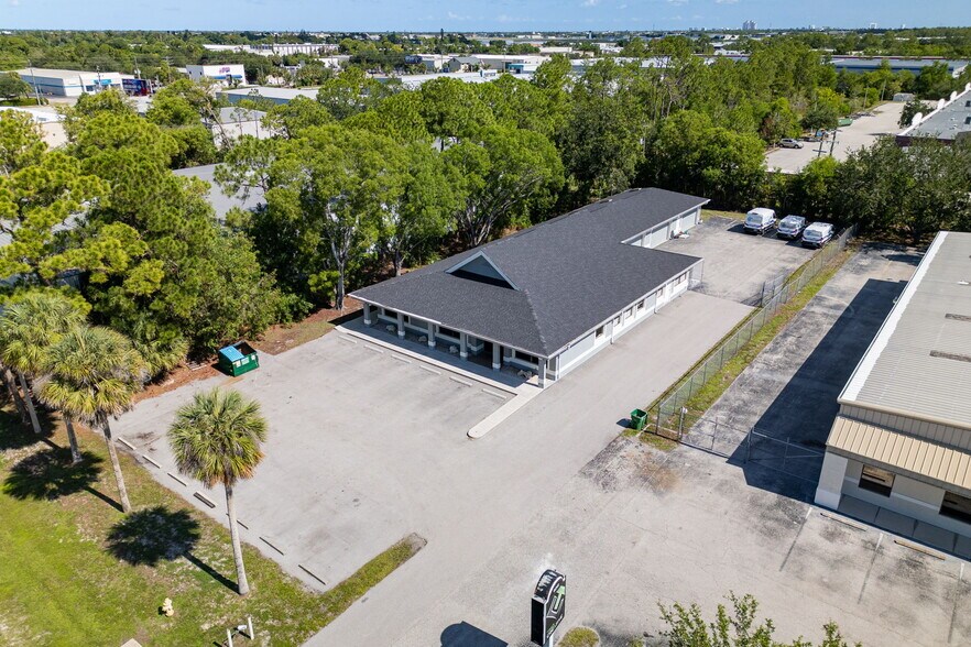 6241 Arc Way, Fort Myers, FL à vendre - Photo du bâtiment - Image 2 de 42