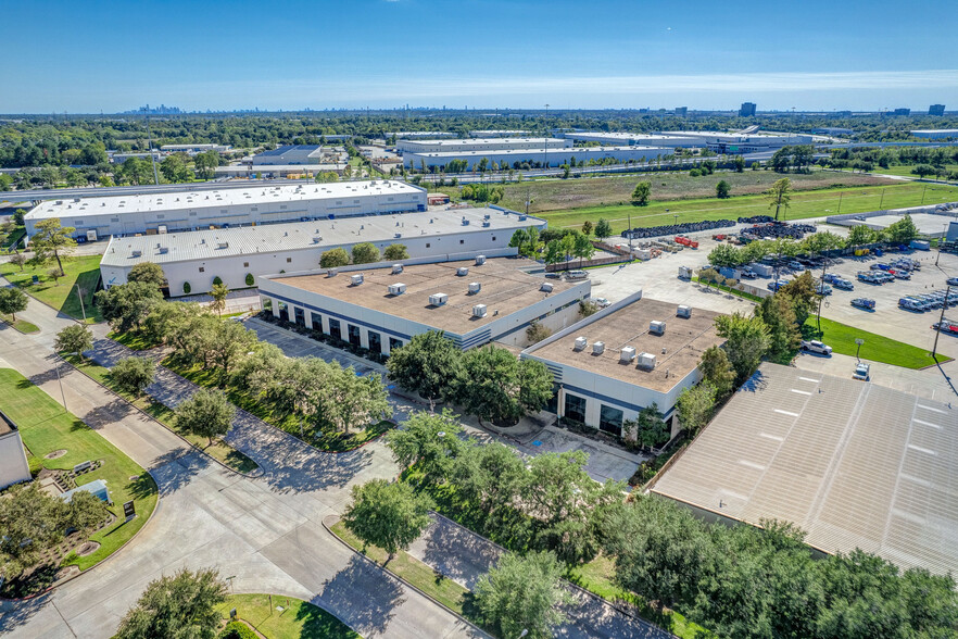 16503 Air Center Blvd, Houston, TX for lease - Building Photo - Image 1 of 18