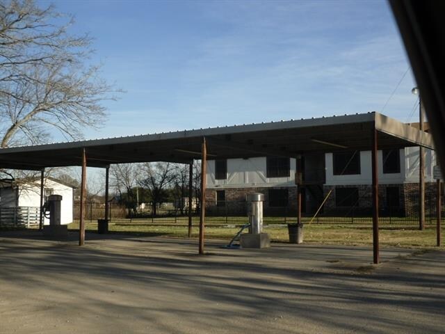 1010 NE 4th St, Hubbard, TX à louer - Photo du bâtiment - Image 2 de 7