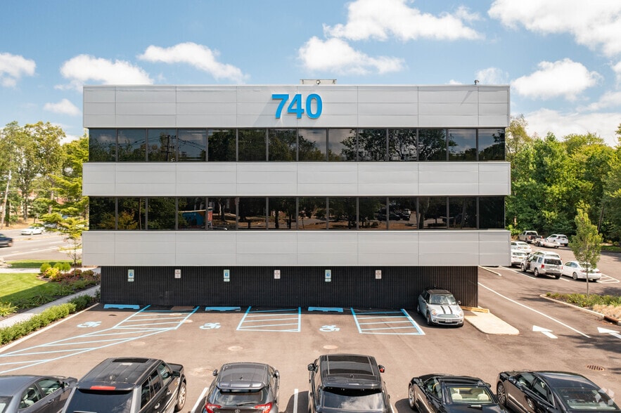 740 Veterans Memorial Hwy, Hauppauge, NY for lease - Building Photo - Image 1 of 7