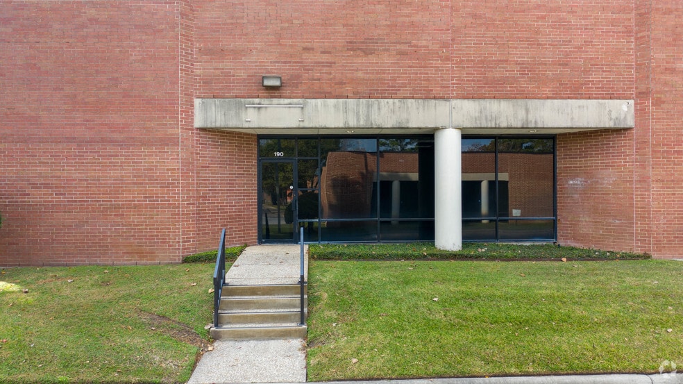 15621 Blue Ash Dr, Houston, TX for lease - Building Photo - Image 3 of 6