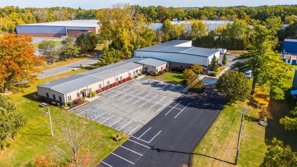747 Pierce Rd, Clifton Park, NY à louer - Photo du bâtiment - Image 2 de 3