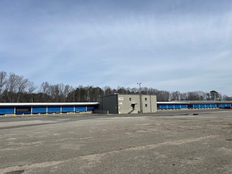 Carolina Logistics Park portefeuille de 8 propriétés à vendre sur LoopNet.ca - Photo principale - Image 1 de 12