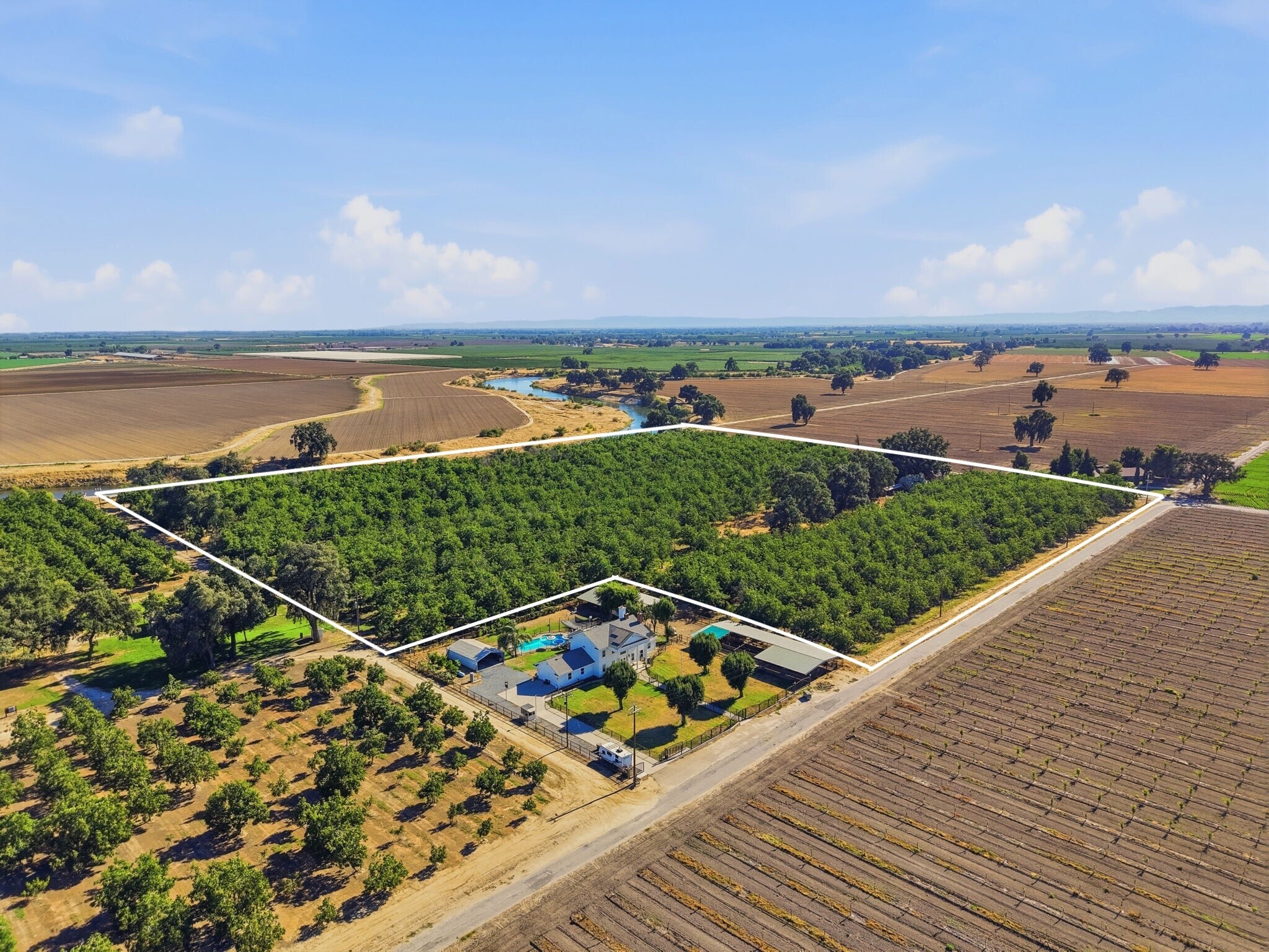 21530 Tiburico Ave, Laton, CA à vendre Aérien- Image 1 de 93