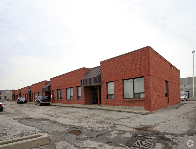 109 Ormont Dr, Toronto, ON à vendre - Photo principale - Image 1 de 1